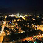 Vista di Tirana, capitale dell'Albania, di notte