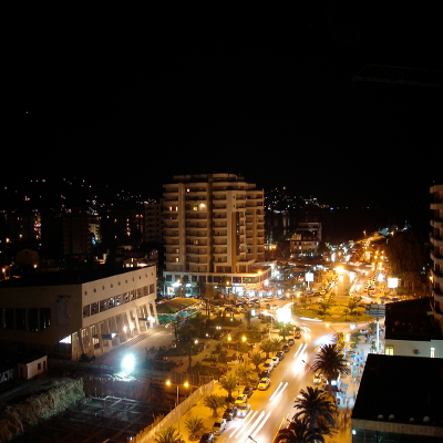 Valona di notte in Albania
