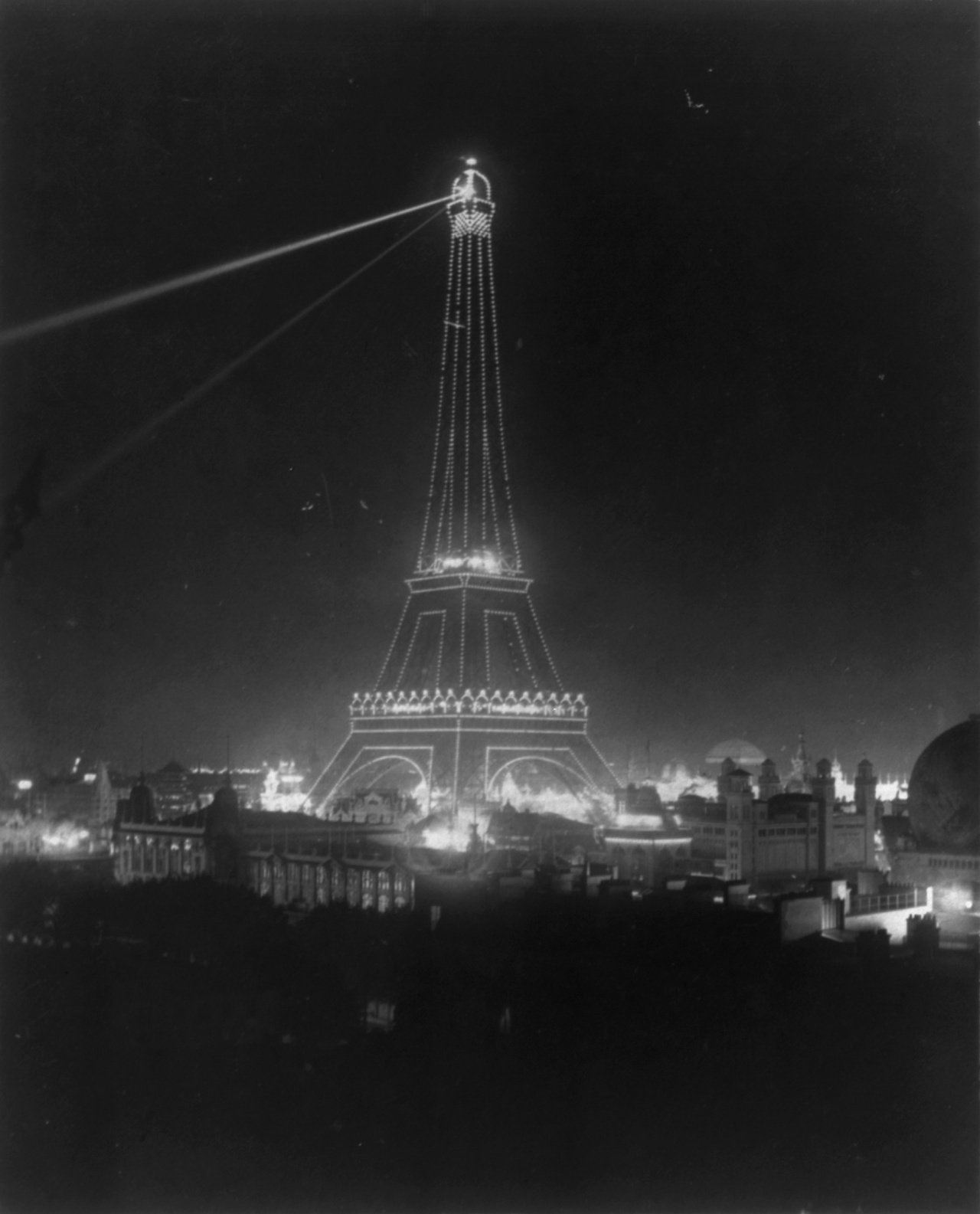 foto della Torre Eiffel del 1900 a Parigi in Ile-de-France - Francia