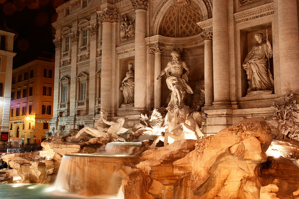 Fontana di Trevi vista da destra a Roma nel Lazio - Italia