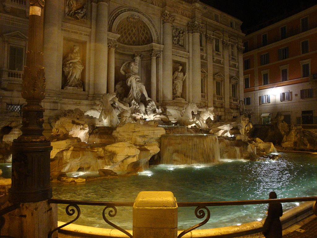 Fontana di Trevi vista da sinistra a Roma nel Lazio - Italia 