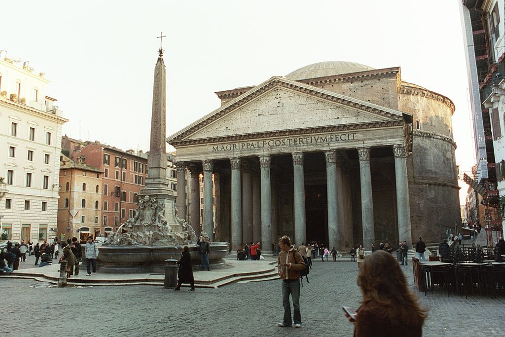 Pantheon in Piazza della Rotonda a Roma nel Lazio - Italia