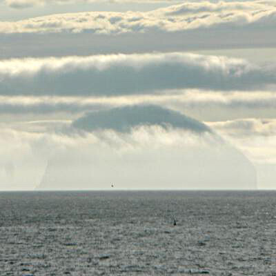 Nuvole grigie sul mare in autunno
