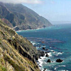 Spuma del mare su piccoli scogli in estate