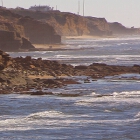 Mare agitato lungo la costa in inverno