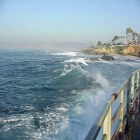 Mare alto sulla costa in inverno