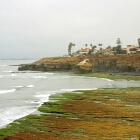 Giornata grigia sulla costa in inverno