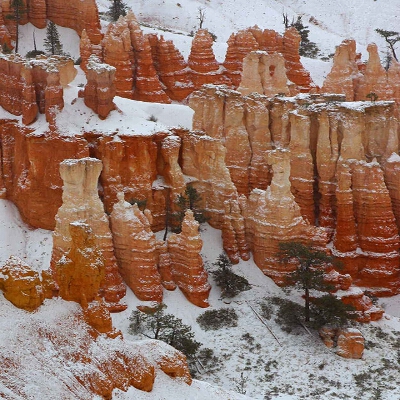 Grandi rocce rosse coperte di neve in inverno