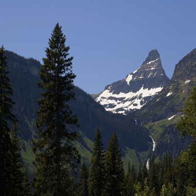 Grande montagna vista dal basso in inverno