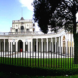 Palazzo dell'Emiciclo a L'Aquila in Abruzzo, in Italia