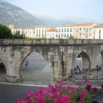 Piazza Garibaldi a Sulmona in Abruzzo, in Italia