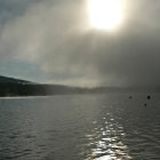 Squarcio di luce su un mare grigio