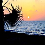 Tramonto arancione sul mare azzurro in estate