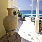 Grande giara sulla terrazza che si affaccia sul mare in estate