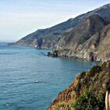 Tranquilla insenatura di mare tra le montagne in estate