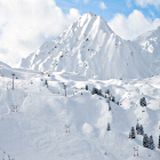 Un bianco manto di neve sul monte in inverno