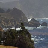 Foschia sulla montagna bagnata dal mare in inverno