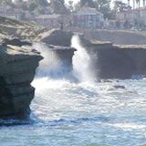 Alta marea sulla costa in inverno